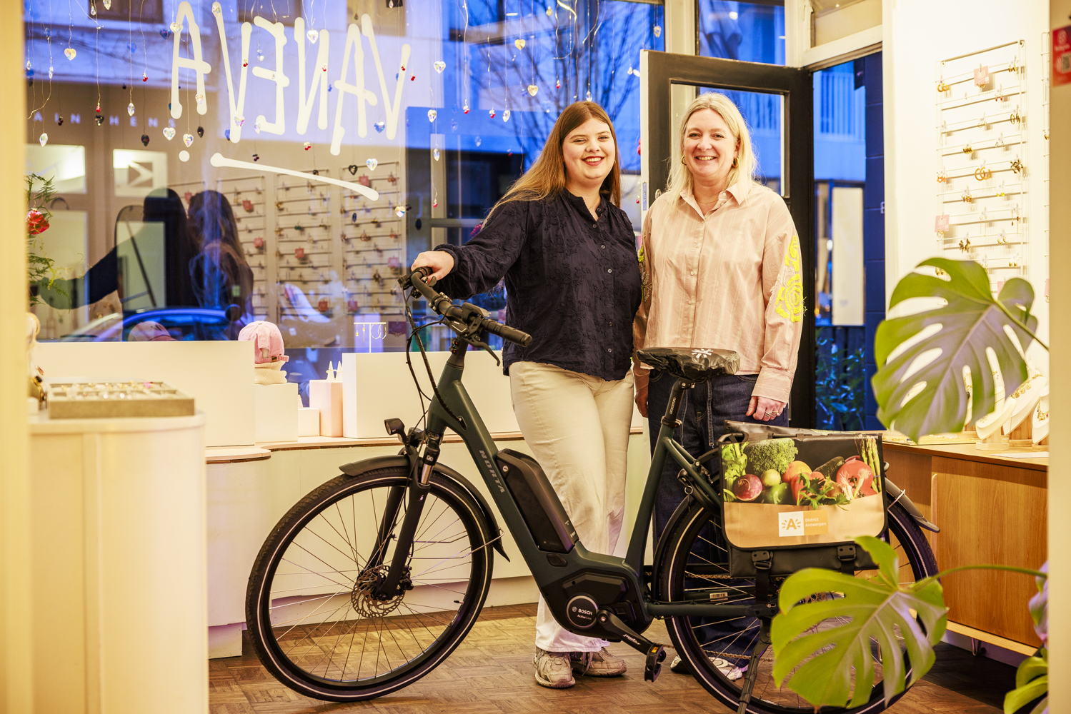Winnaar Laure met Eva van juwelierszaak Vaneva. Foto: Victoriano Moreno