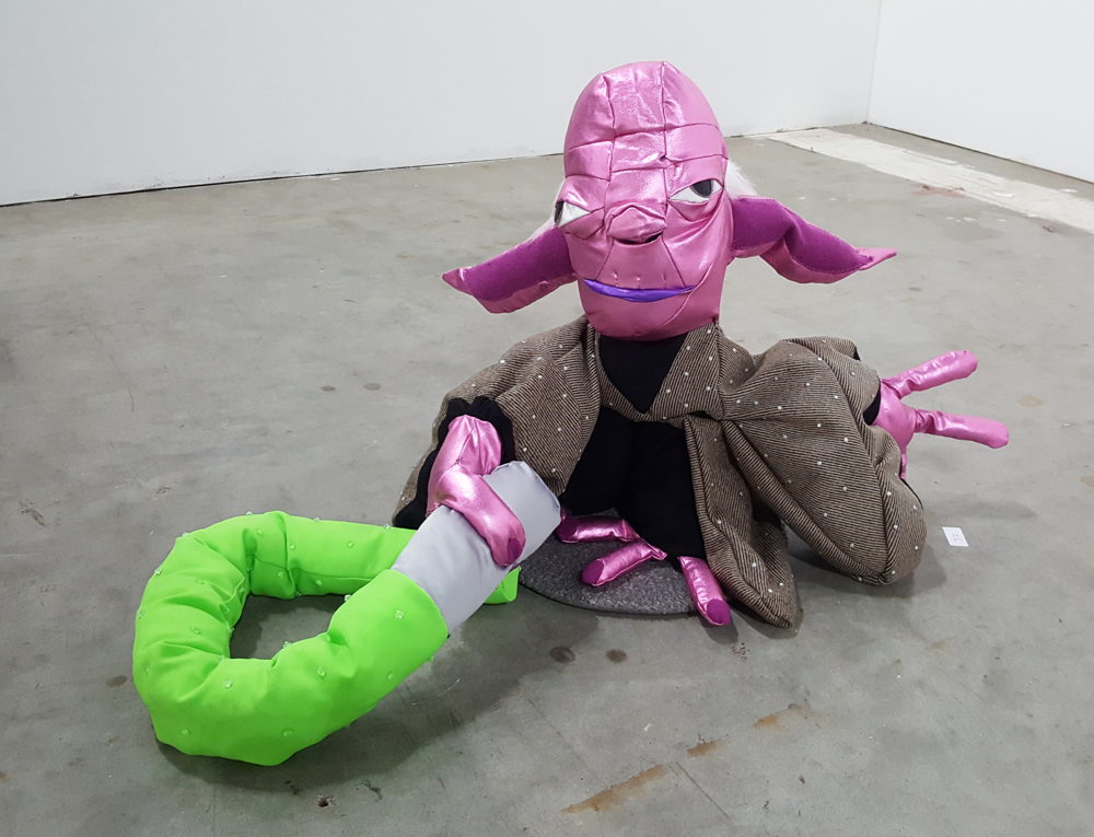 Jurjen Galema, Pink Sparkly Yoda, 2020, textiel, fiberfill, gemstones, 100 x 80 x 150 cm, Collectie kunstenaar