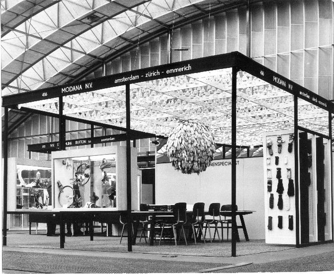 Philip Mechanicus, De Modana-stand op de Intercontext-beurs in de RAI in Amsterdam, met daarin Kusama’s Flower Chandelier, 1965, collectie Tijs Visser