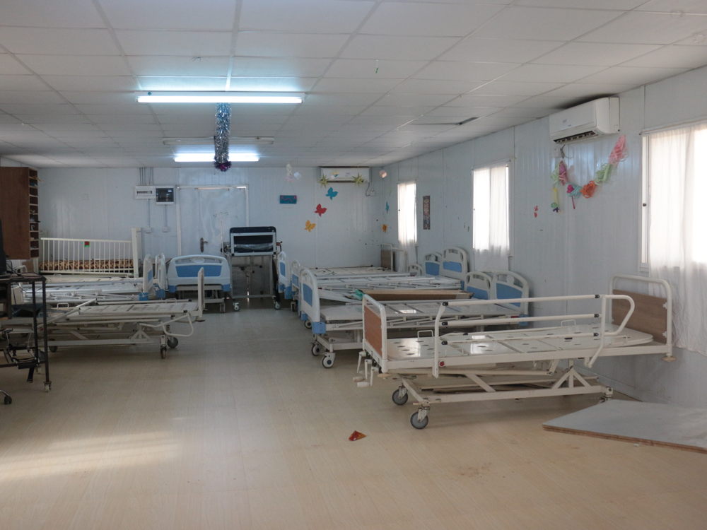 ‘Het was hier altijd druk, mensen die praatten, lachten. Nu zijn onze verpleegafdelingen leeg en stil,’ aldus Marjan Besuijen, projectcoördinator van Artsen zonder Grenzen voor de kliniek in Zaatari. 29 november 2016 ‘Het was hier altijd druk, mensen die praatten, lachten. Nu zijn onze verpleegafdelingen leeg en stil,’ aldus Marjan Besuijen, projectcoördinator van Artsen zonder Grenzen voor de kliniek in Zaatari. 29 november 2016