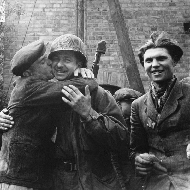 A GI being kissed by a newly-liberated Polish factory worker (in Kalbe, Saxony-Anhalt) AKG219143 © akg-images / Tony Vaccaro A GI being kissed by a newly-liberated Polish factory worker (in Kalbe, Saxony-Anhalt) AKG219143 © akg-images / Tony Vaccaro