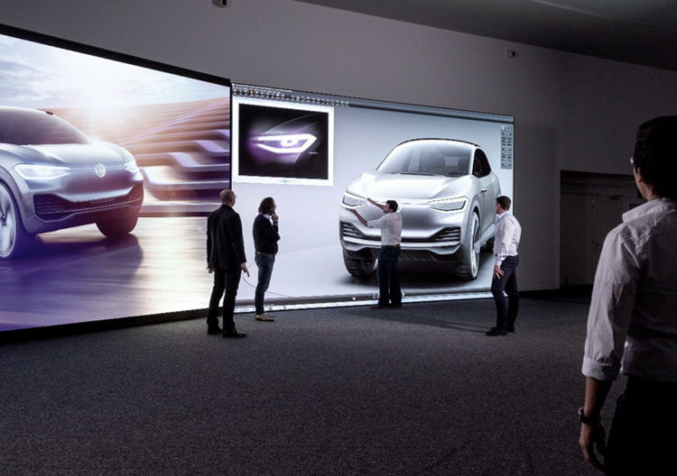 La pantalla de LED de alta resolución de 18 metros se utiliza para la aprobación de diseño de nuevos modelos.
