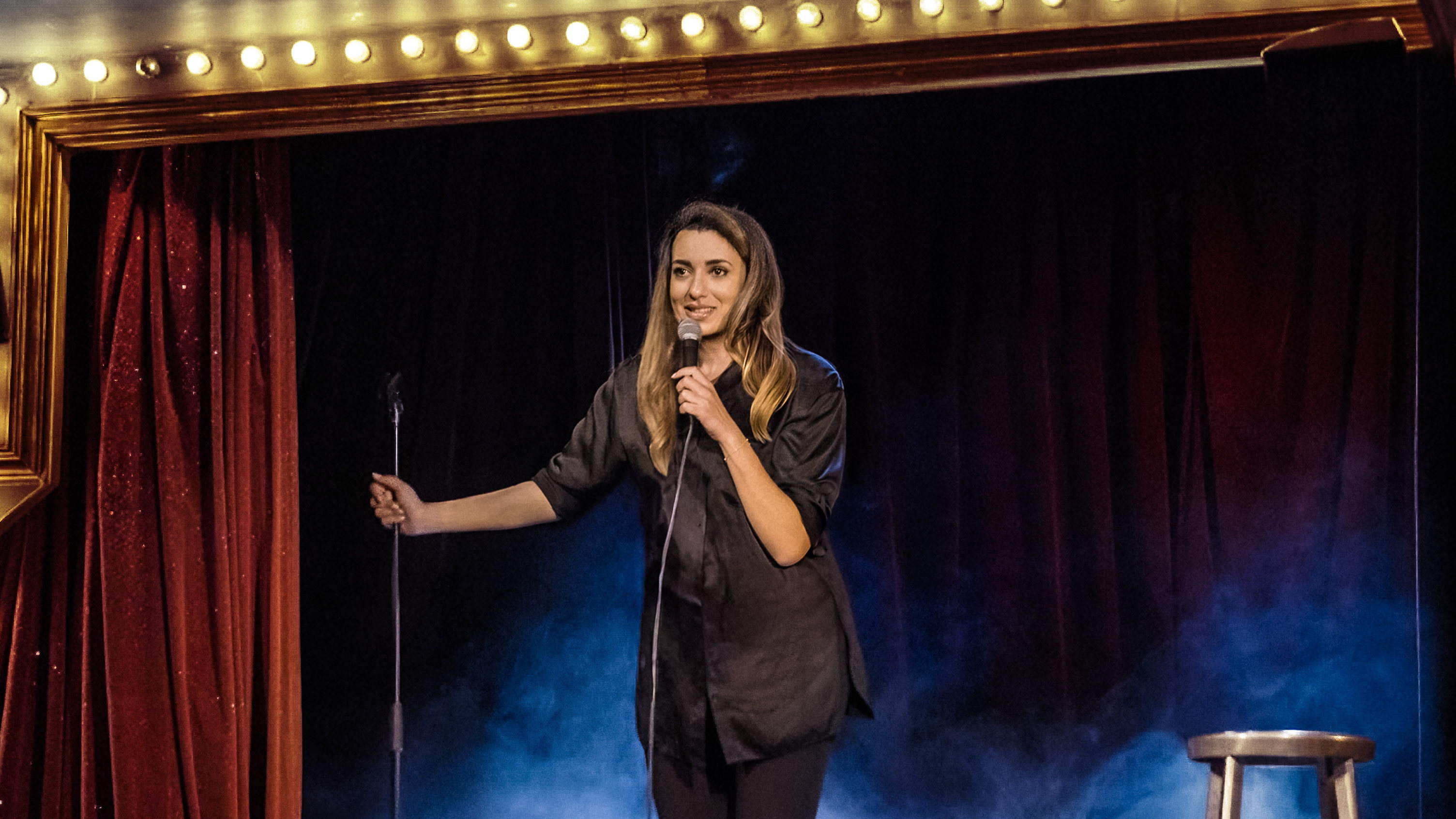 Stand-up comedian Serine Ayari gaat over de landsgrenzen op zoek naar humor in 'Take me to your comedy club'