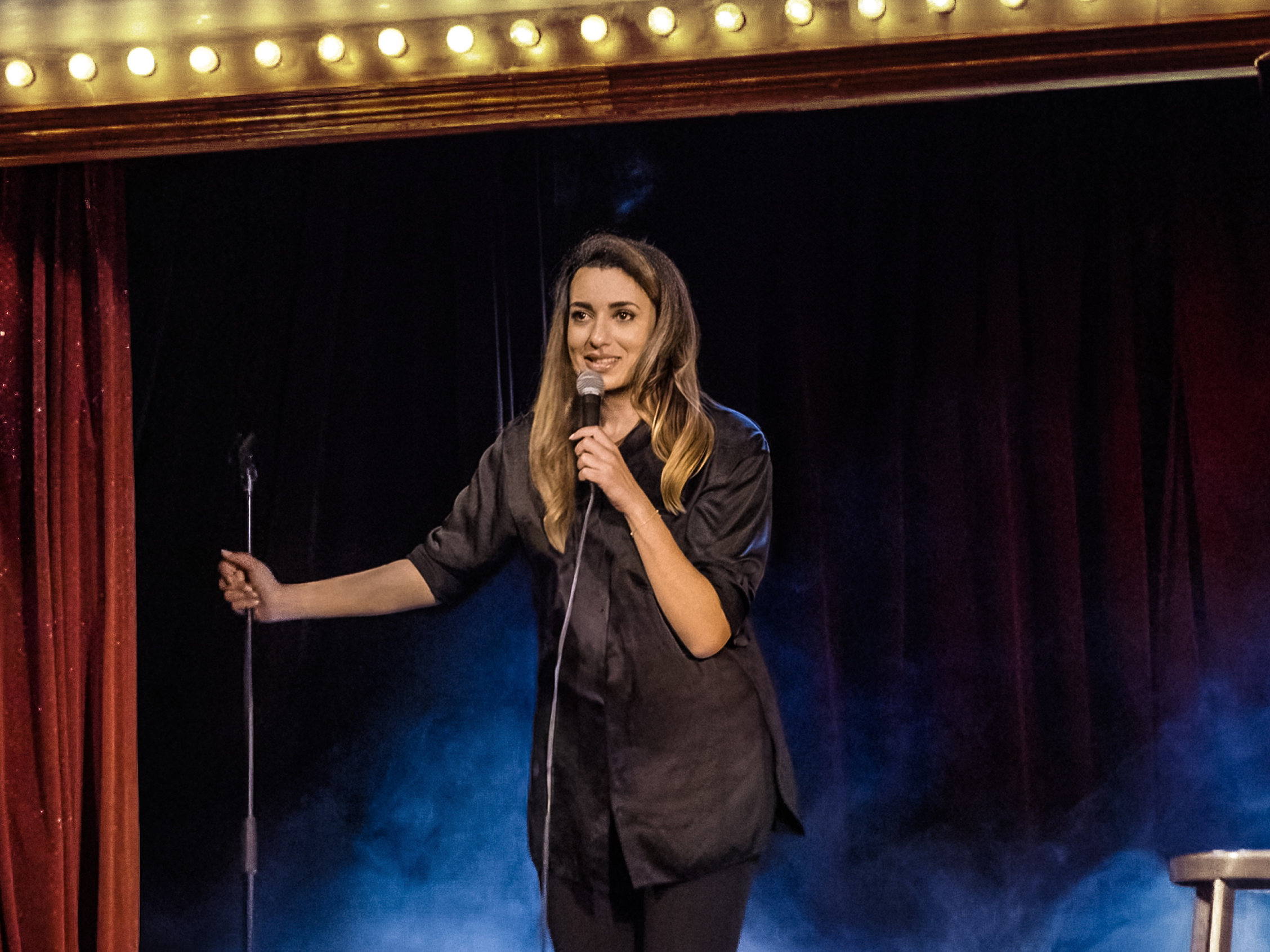 Stand-up comedian Serine Ayari gaat over de landsgrenzen op zoek naar humor in 'Take me to your comedy club' 