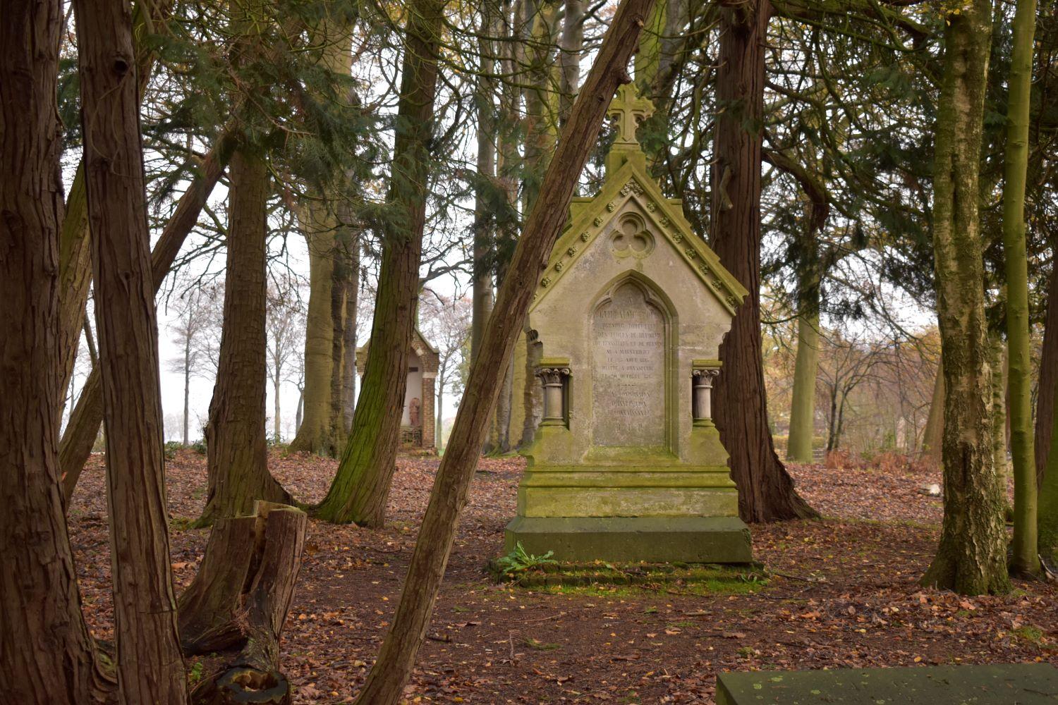 Een te restaureren grafmonument Een te restaureren grafmonument