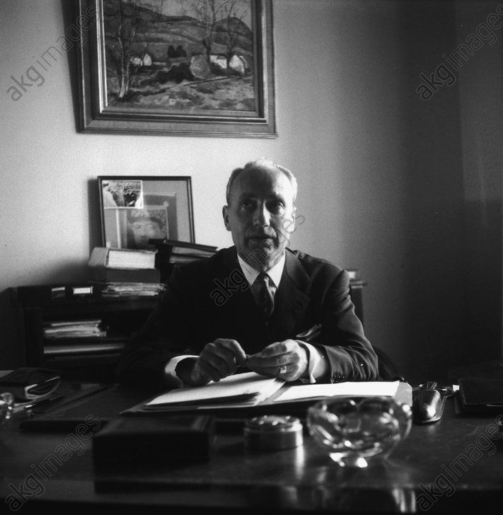 Maurice Papon, Préfet de Police de Paris, dans son bureau de la préfecture en octobre 1960. © Paul Almasy / akg-images