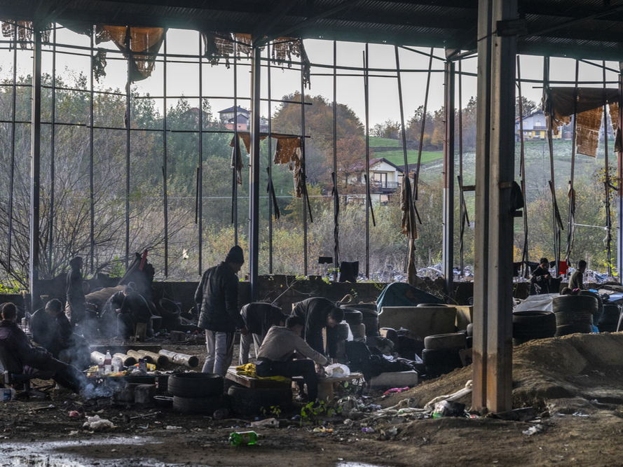 Miles de migrantes y refugiados atrapados a las puertas del duro invierno bosnio