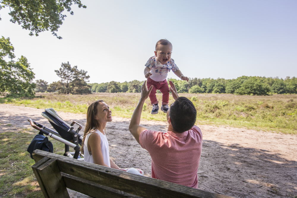 Eltern_mit_Baby_in_Natur