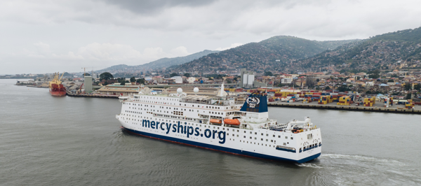 Les Sierra-Léonais accueillent le tout nouveau navire de Mercy Ships, le Global Mercy™, dans le port de Freetown