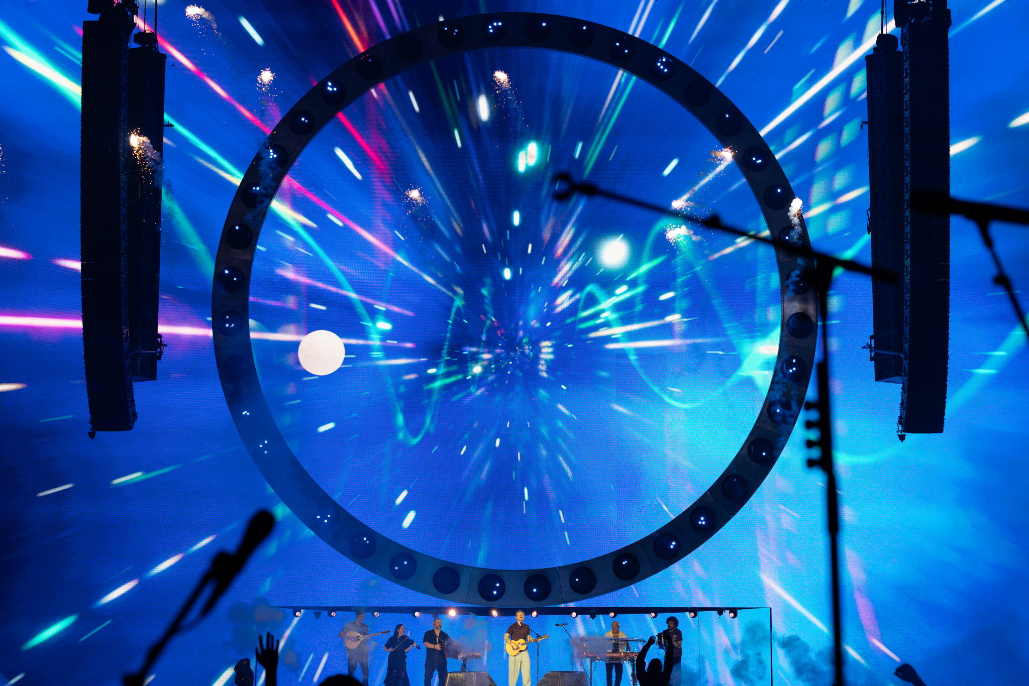 With large LED video walls presenting an added RF challenge, White relies on Spectera’s DAD antennas over media converters to deliver the strong, consistent coverage required across ‘The Loop’ tour’s complex stage design
(Photo credit: Mark Surridge)