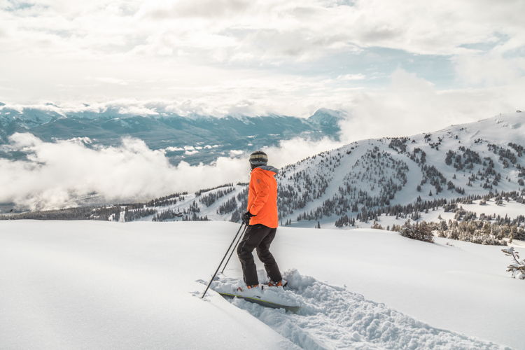 Prachtige uitzichten en dikke lagen poedersneeuw, dat is wat je kan verwachten van wintersport in de Rocky Mountains (Credit: Marmot Basin)