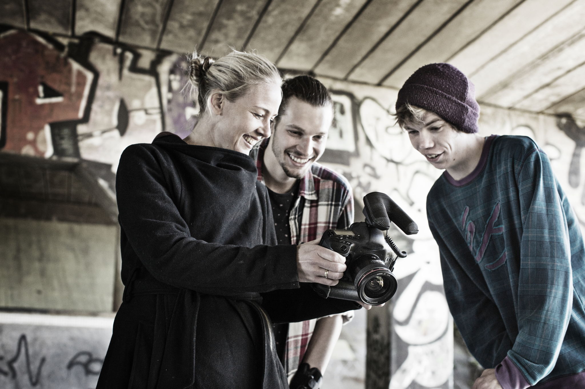 Due to a new stereo principle, the MKE 440 camera microphone focuses on recording the sound from the direction of filming. Due to a new stereo principle, the MKE 440 camera microphone focuses on recording the sound from the direction of filming. 
