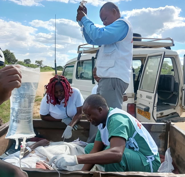 MSF staff treating a patient in a scotch cart on the roadside. MSF | 01/02/2024 | Zimbabwe