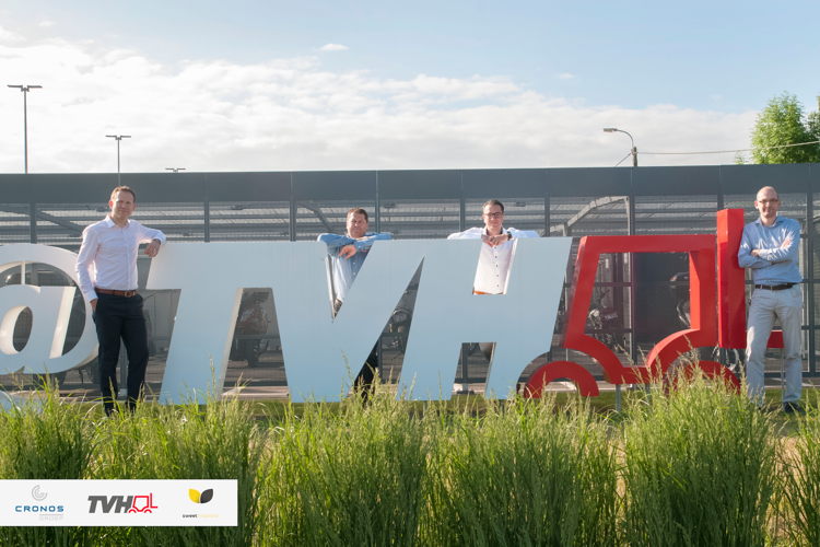 Van links naar rechts: Lander Bouten - CEO Sweet Mustard, Antony Slabinck - Managing Director Invisible Puppy, Sam Bambust - de Cronos Groep en Kris Feys -CIO Equipment TVH