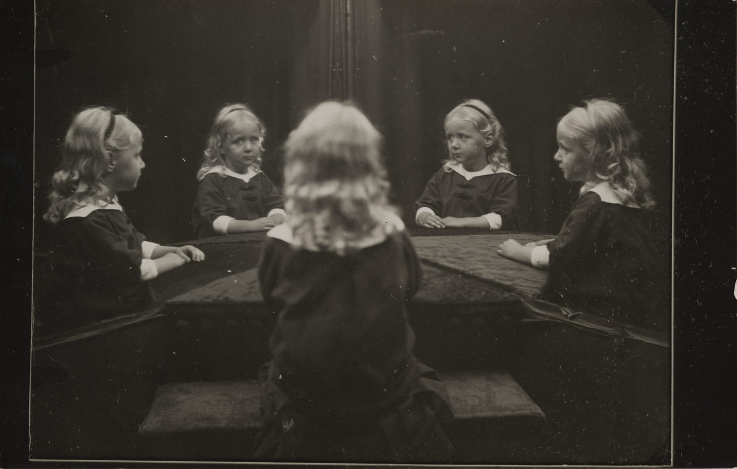 Anoniem, Portret in spiegel, Den Haag, 1910-1920, Collectie FOMU Antwerpen, 2023/31/1 