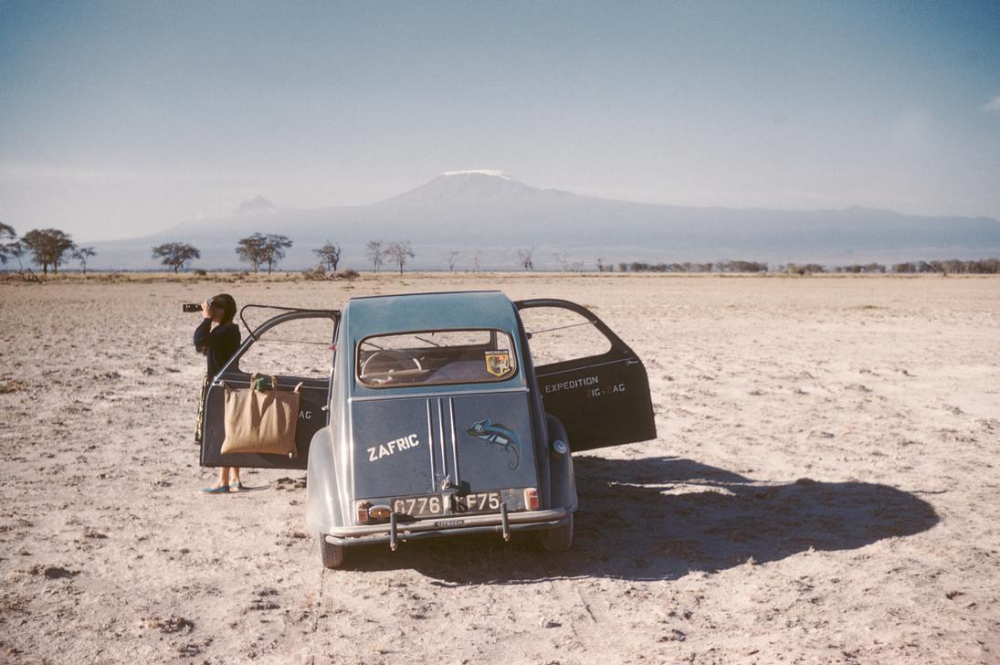 En 1960-1962, Sabrina Michaud photographiant la savane... photographiée par Roland Michaud © Roland & Sabrina Michaud / akg-images