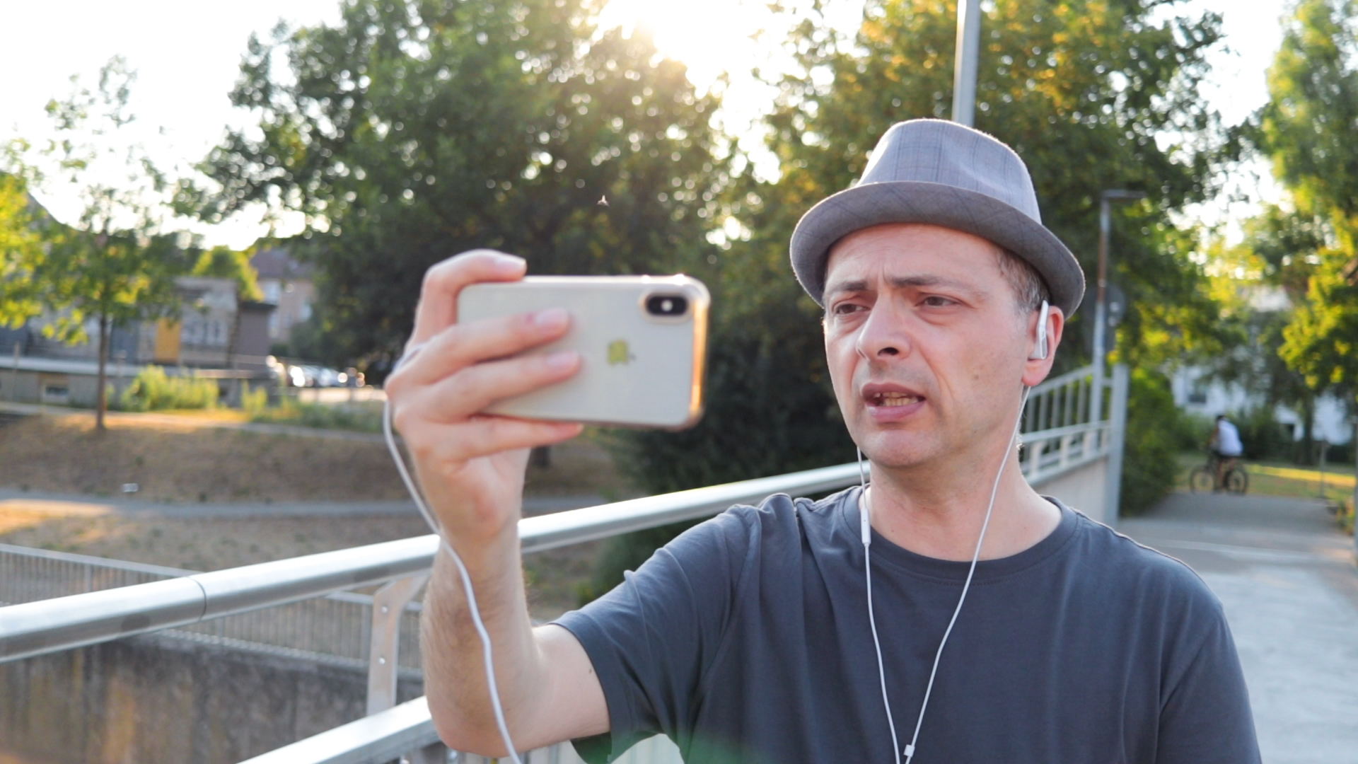 When the surroundings are to form part of the recording: The AMBEO SMART HEADSET places the listener directly into the sound scenario of the location. When the surroundings are to form part of the recording: The AMBEO SMART HEADSET places the listener directly into the sound scenario of the location.