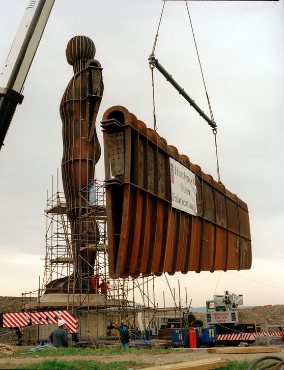 Angel of the North under construction, Gateshead, United Kingdom. Artist: Anthony Gormley, 1998. AKG8303004 © akg-images / VIEW / Sally-Ann Norman