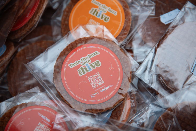 Om het stemgedrag nog een extra duwtje in de rug te geven, werden in Cannes - toepasselijk - honingwafels verspreid. 