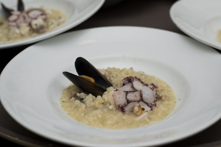 Apionabo, mejillones, robalo y pulpo preparado por la Chef Elena Reygada Apionabo, mejillones, robalo y pulpo preparado por la Chef Elena Reygada