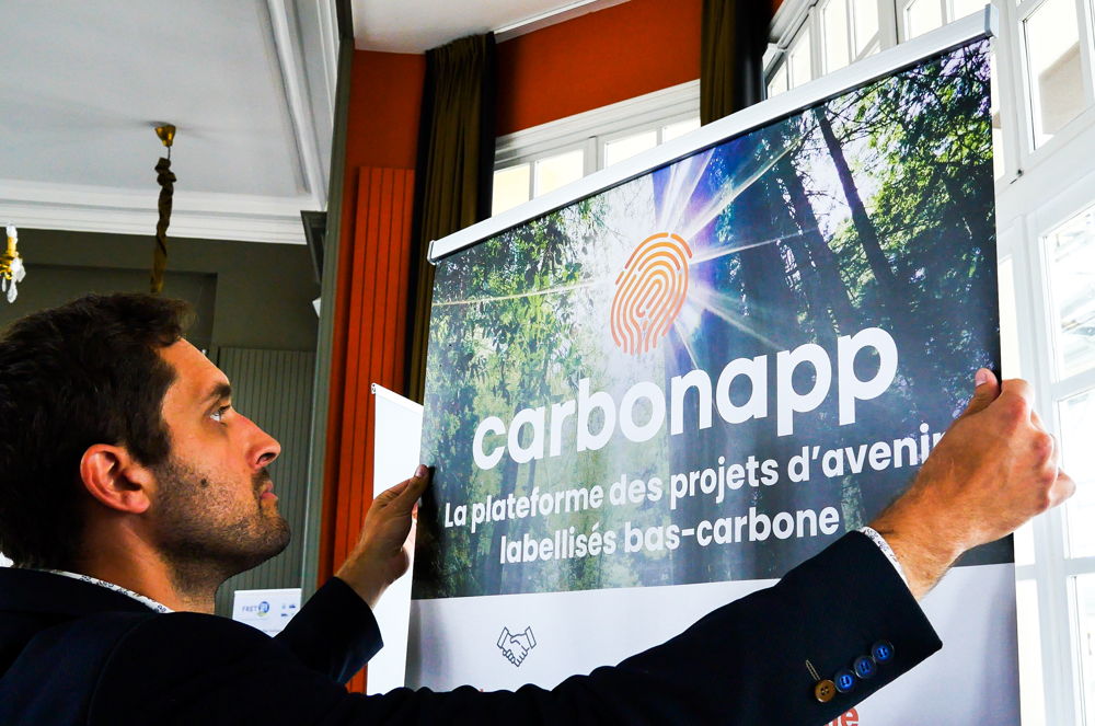 Nicolas Ferrière, Directeur Opérationnel, installe le stand de Carbonapp au Congrès de la RSE (crédit photo : Carbonapp)