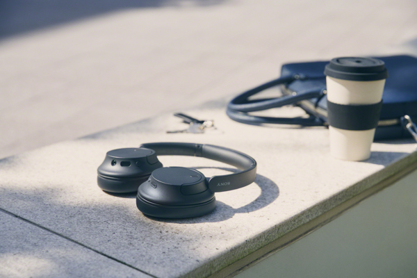 Sony presenterar två nya trådlösa hörlurar: over ear-modellen WH-CH720N och on ear-modellen WH-CH520 
