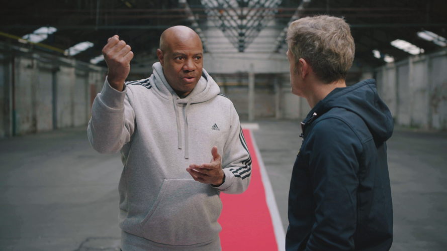 Maarten met Mike Powell - (c) VRT / De mensen