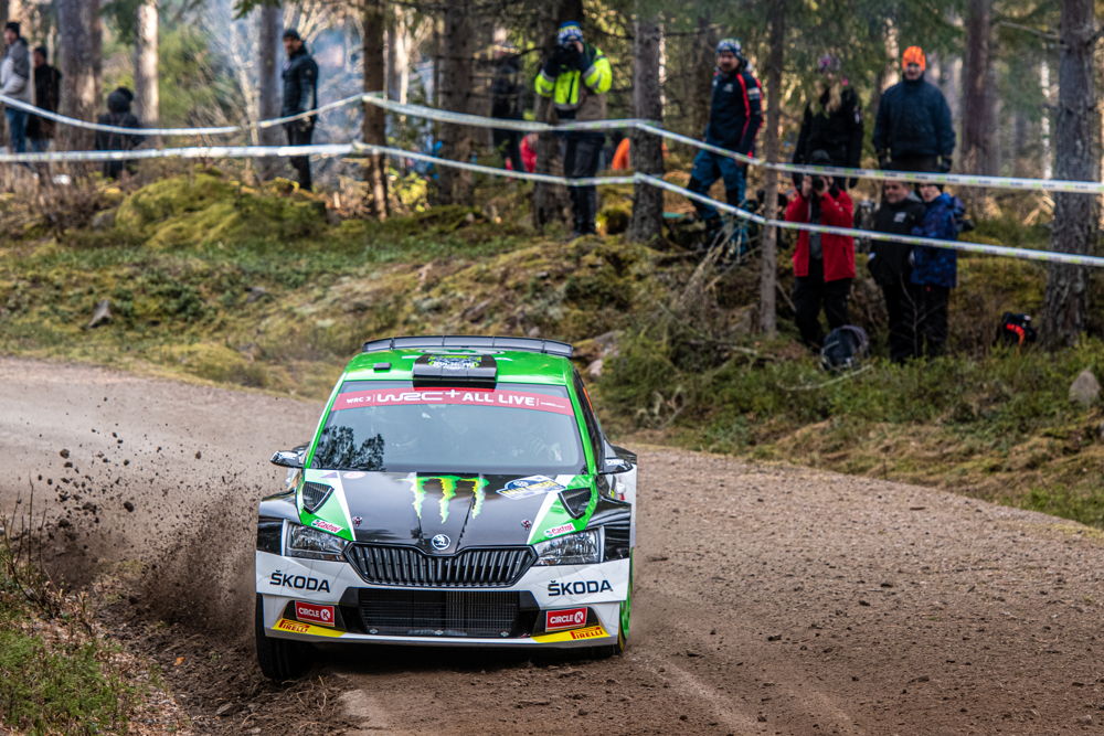 While Oliver Solberg is training to keep himself in good
physical shape, his ŠKODA FABIA Rally2 evo is ready for
the re-start of the FIA World Rally Championship 2020.
