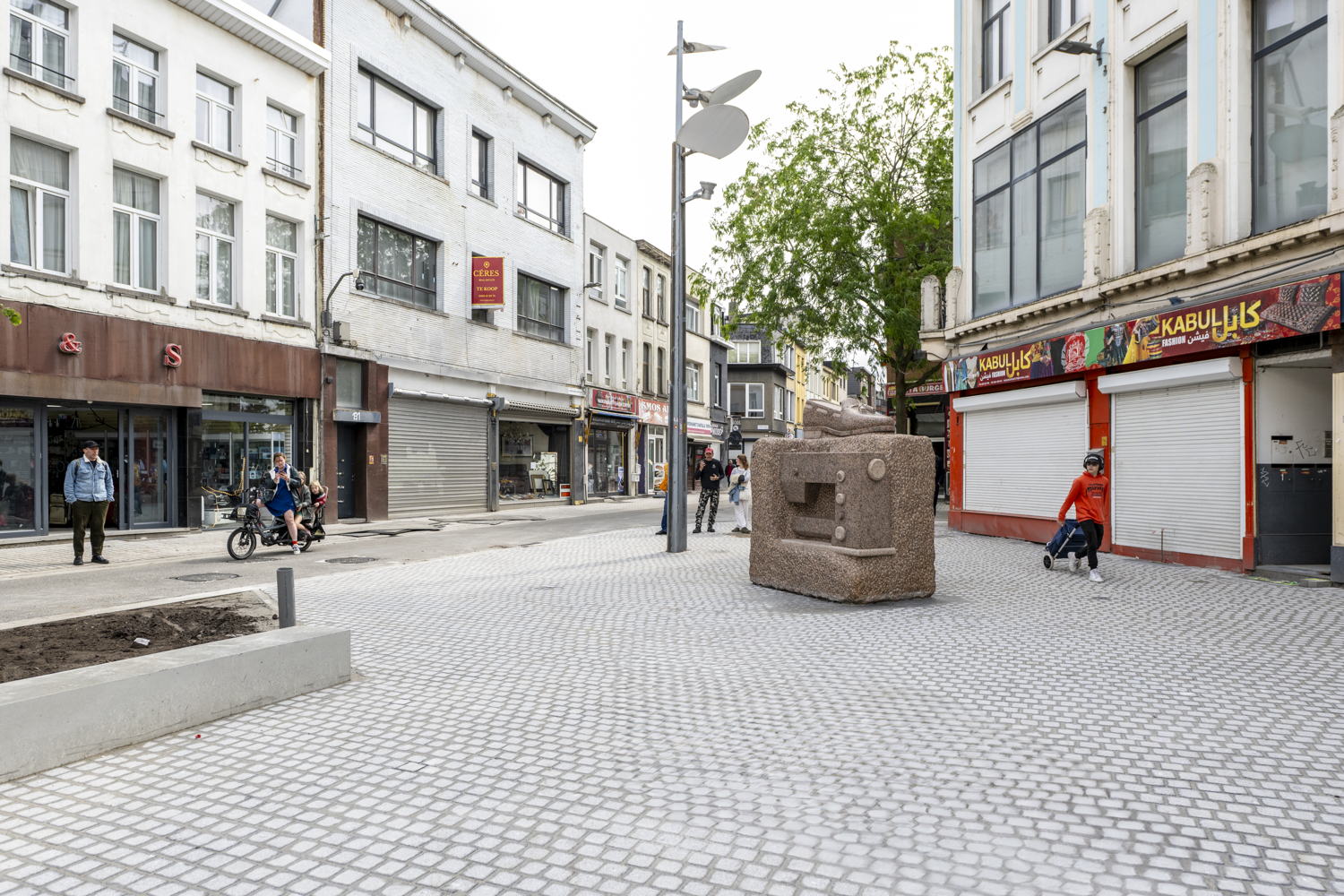 Daniel Dewar & Grégory Gicquel, Granieten rots met courgette, naaimachine en loafer met kwastjes, 2025. Foto Sigrid Spinnox