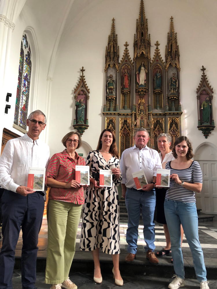 vlnr. burgemeester Dirk De Maeseneer, beleidsmedewerker erfgoed en medeauteur Els Otte, gedeputeerde An Vervliet, schepen van Cultuur Erwin Van Heesvelde en echtgenote, consulent archiefbeheer en medeauteur Hannah Van der Auwera