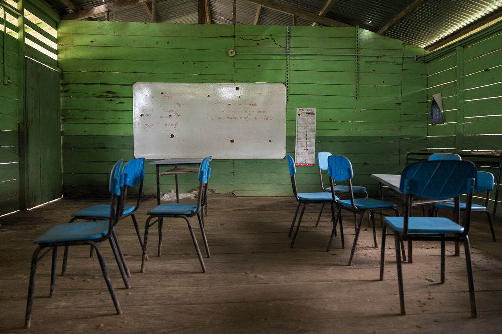 The school of the Afro-descendant community of Mojaudó is still intact, but with bullet holes in the walls, ceiling, whiteboard and teaching materials; after a confrontation between two armed groups. The children have not returned to study at the school.