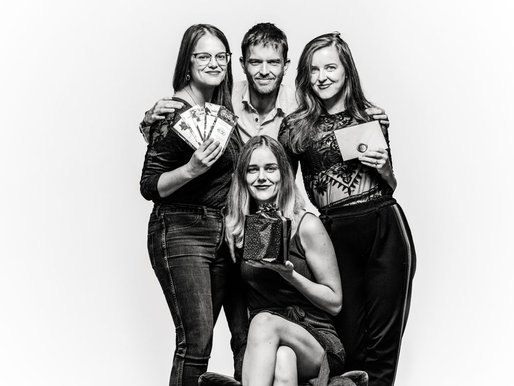 Het DinnerGift team: boven Charlotte, Filip en Laurien, met Astrid onderaan.
Foto credits: ©Thomas Sweertvaegher