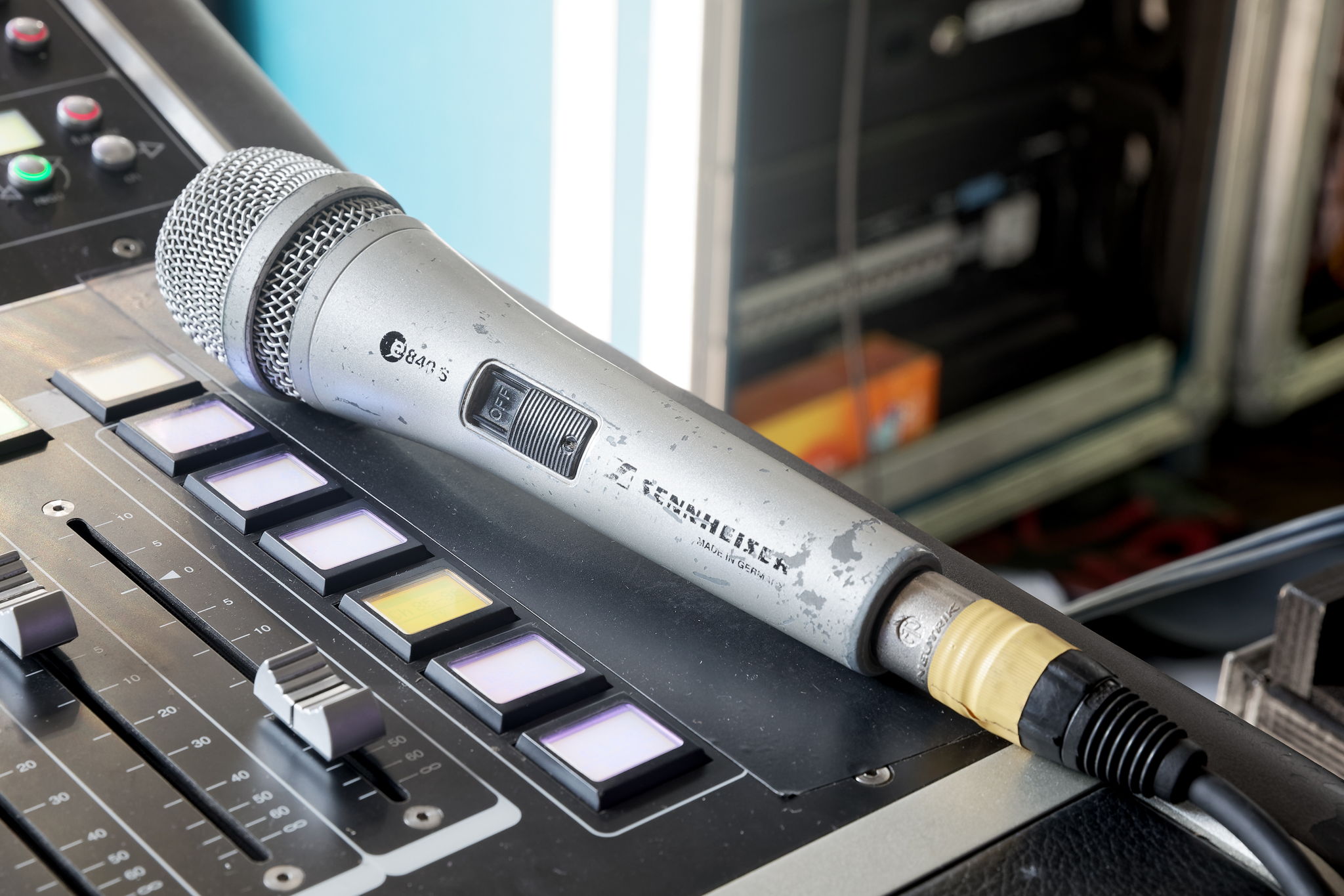 Ein langes Live-Leben hat seine Spuren an einem betagten Sennheiser e 840 S hinterlassen, das René Köpke als Talkback-Mikrofon am Monitorpult verwendete Ein langes Live-Leben hat seine Spuren an einem betagten Sennheiser e 840 S hinterlassen, das René Köpke als Talkback-Mikrofon am Monitorpult verwendete