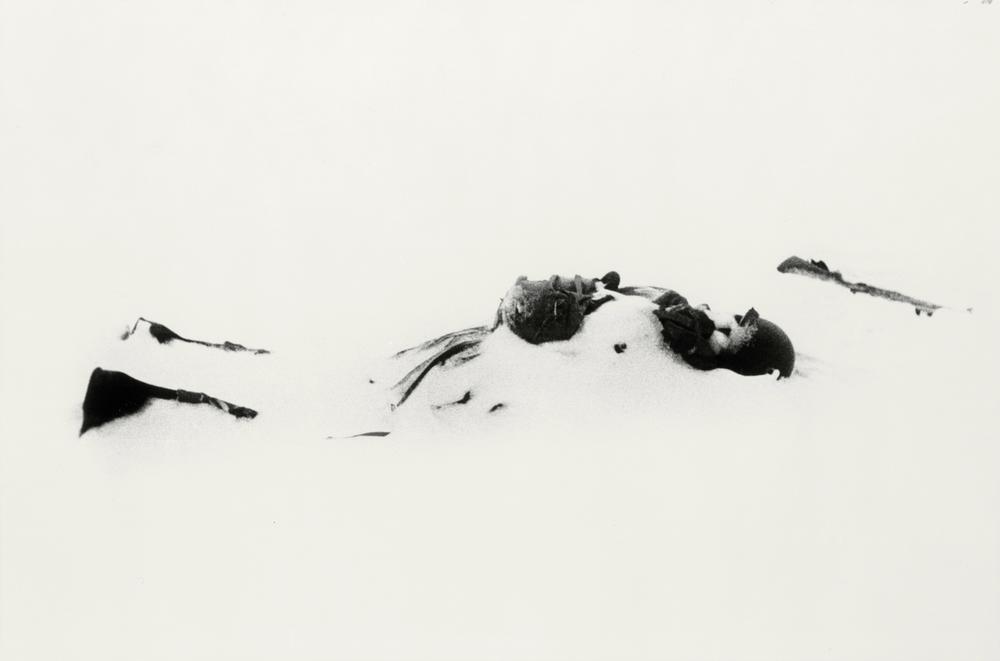 US soldier killed in action (PVT Henry Tannenbaum of NYC). AKG182838 © akg-images / Tony Vaccaro US soldier killed in action (PVT Henry Tannenbaum of NYC). AKG182838 © akg-images / Tony Vaccaro