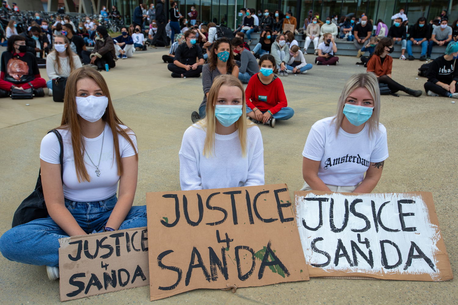 Students attend a silent tribute organised by student association Karibu and Belgian Youth Against Racism, for Sanda Dia (2018) © BELGA PHOTO NICOLAS MAETERLINCK