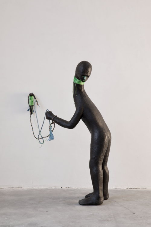 HENK VISCH, The Doorman, 2021 aluminium, paint 207 x 40 x 90 cm. Courtesy Tim Van Laere Gallery, Antwerp HENK VISCH, The Doorman, 2021 aluminium, paint 207 x 40 x 90 cm. Courtesy Tim Van Laere Gallery, Antwerp