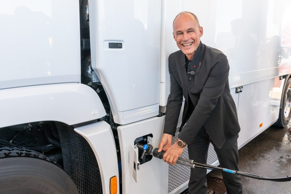Bertrand Piccard - Hyundai Xcient Fuel Cell 