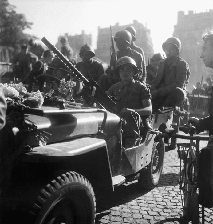 US soldiers on their jeep parked in a Paris square. AKG10778566 © René Zuber / akg-images