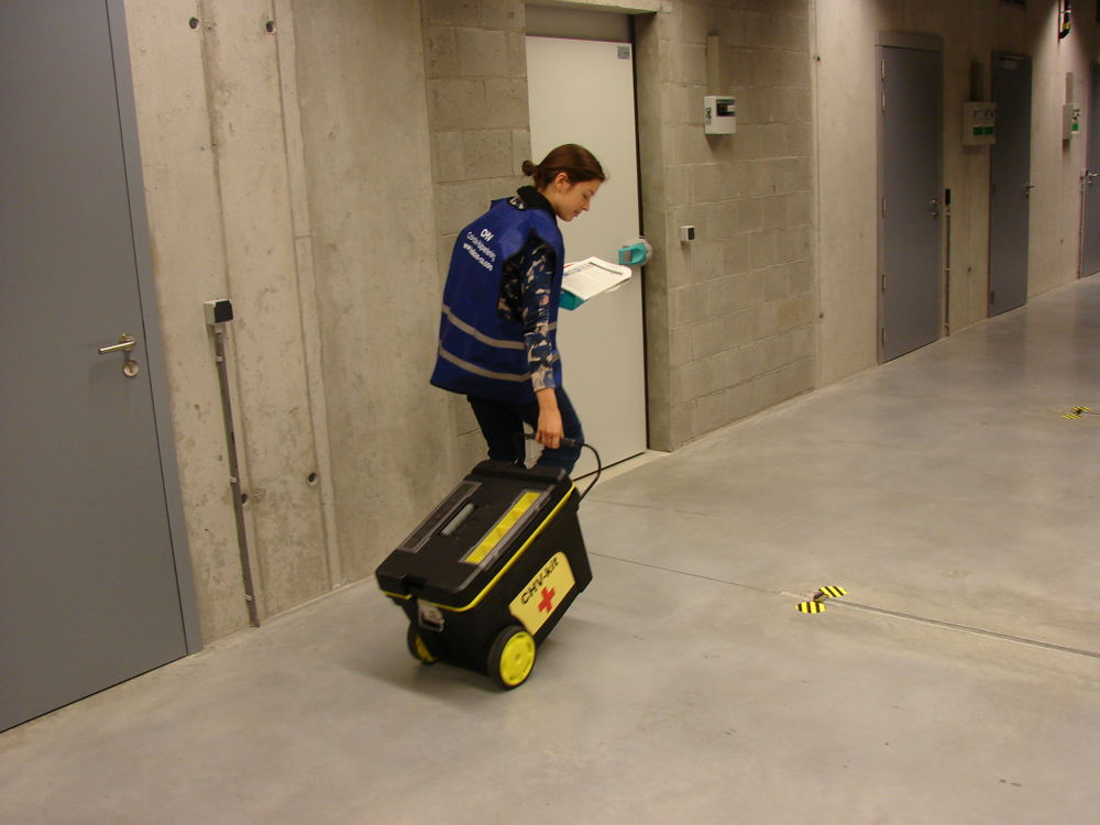 Provinciale depotconsulent met de ‘eerste hulp bij calamiteiten’-kit