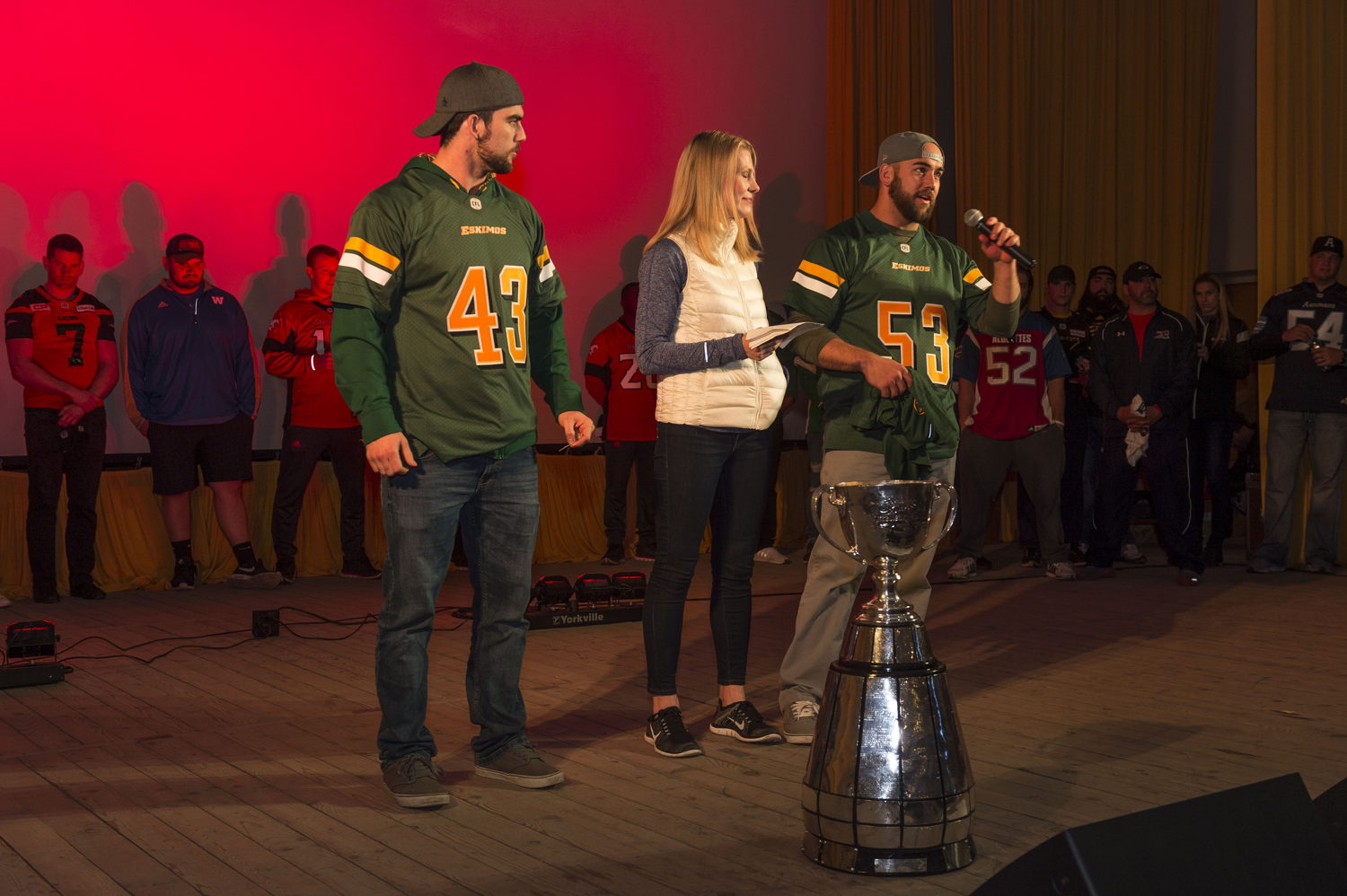 Sara Orlesky de TSN ainsi que Ryan et Neil King des Eskimos d’Edmonton parlent aux militaires déployés dans le cadre de l'opération UNIFIER à Starychi, en Ukraine. Photo : CplC Mathieu Gaudreault, Caméra de combat des Forces canadiennes