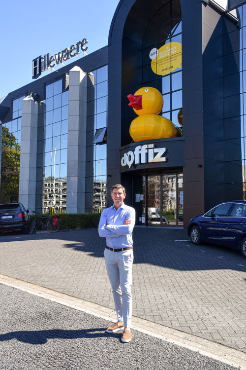 CEO Roel Druyts bij de mega-eend die sinds woensdag het hoofdkantoor van Hillewaere Vastgoed in Turnhout siert.