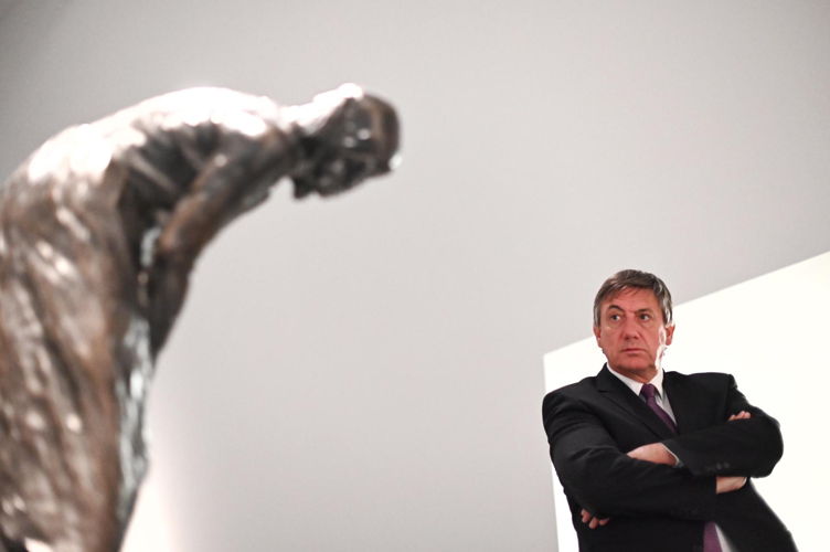 Ministre-président Jan Jambon dans l' expo 'Rodin, Meunier & Minne' (c) Jasper Jacobs