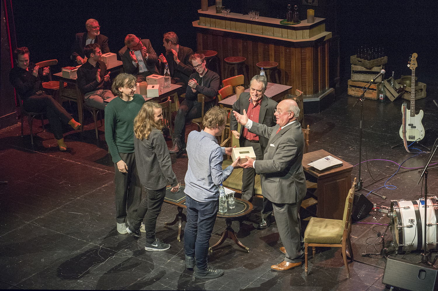 Uitreiking prijs Vormgeving 2016 door gedeputeerde Jozef Dauwe aan Collective 019 - copyright Luk Monsaert