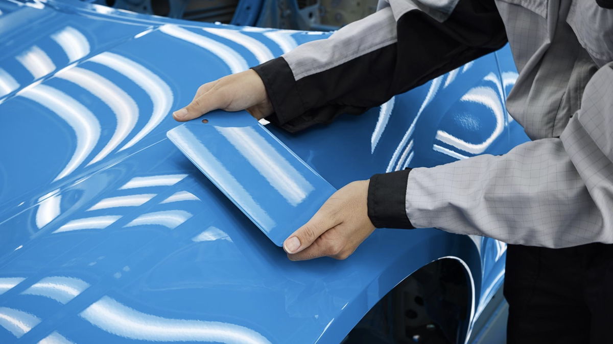 Taller de pintura de Porsche en Zuffenhausen: unas placas con las muestras de los colores sirven como referencia durante la inspección final del vehículo.