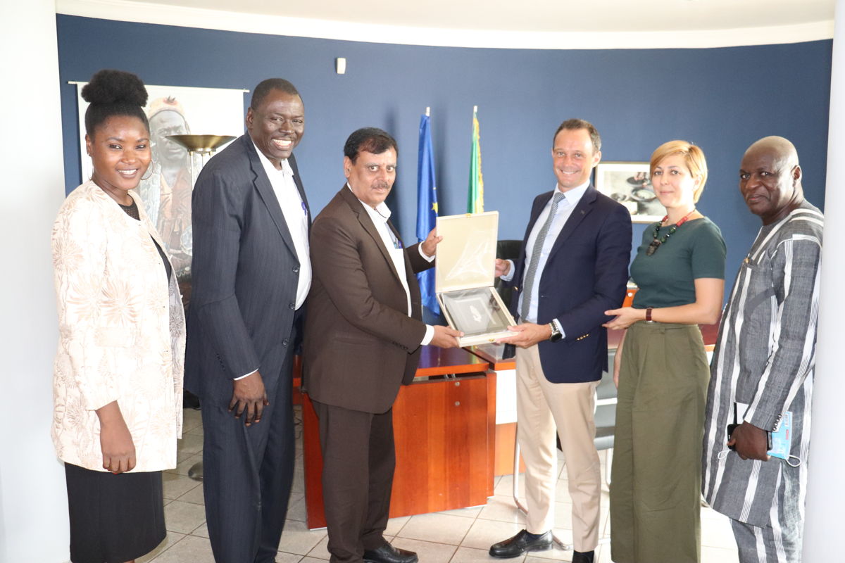 From left to right: ICRISAT staff Ms Agathe Diama, Dr Ramadjita Tabo and Dr Arvind Kumar; and EU delegation comprising Mr Salvador França, Ms Ioana Albulescu and Dr Aboubacar Toure, Senior sorghum breeder and coordinator of the EU-APSAN-Mali project.