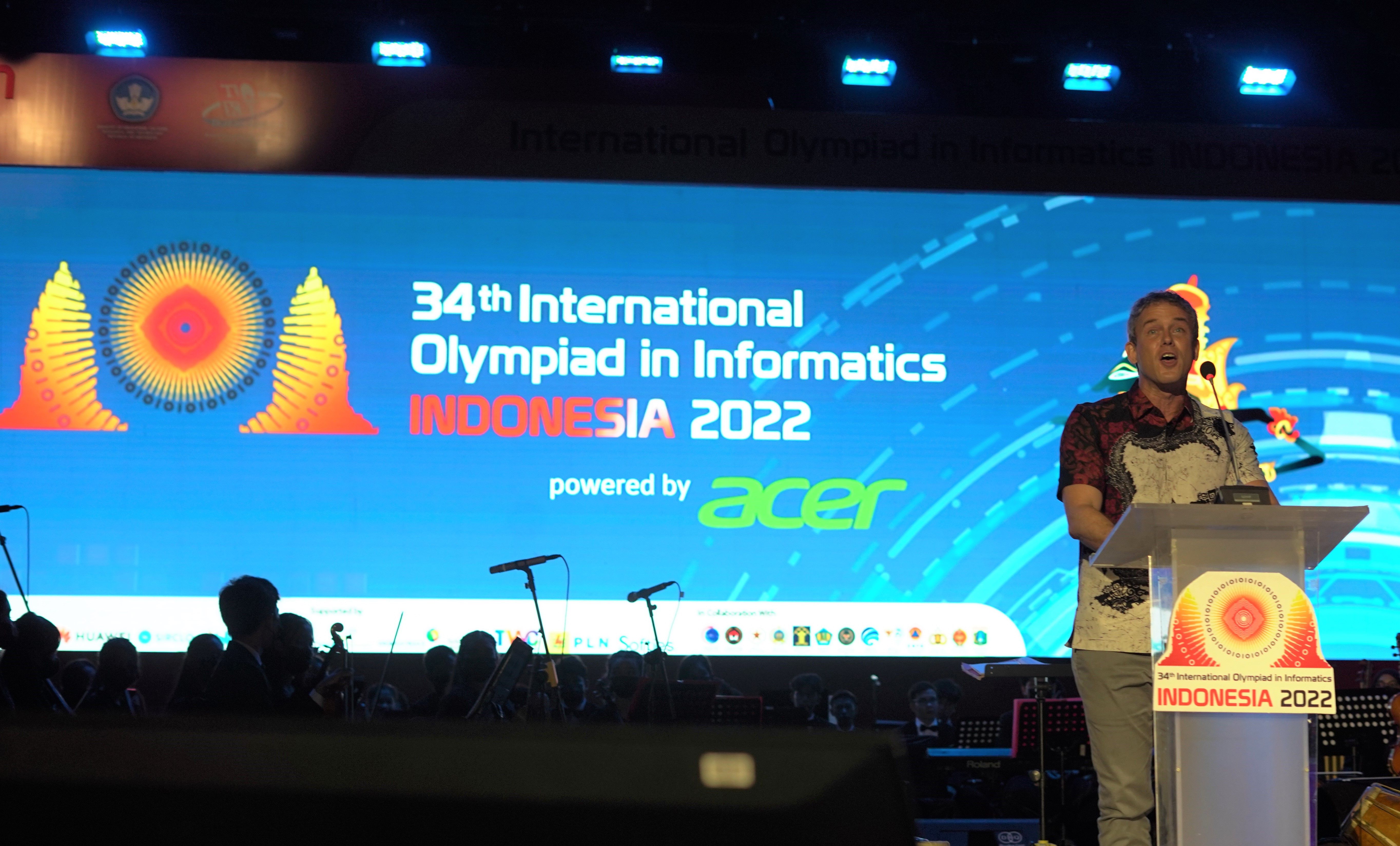 رئیس IOI، بنجامین برتون، در مراسم افتتاحیه IOI 2022 سخنرانی می کند