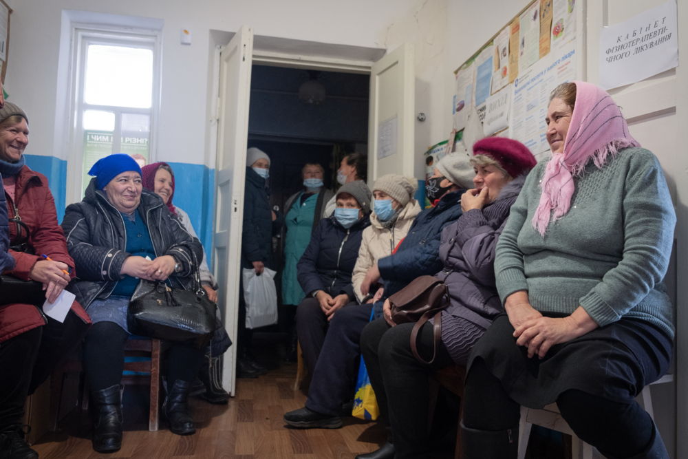 Pacientes de la aldea de Hetmanivka, en la región de Járkov, esperan consulta de atención primaria y salud mental proporcionada por el equipo de la clínica móvil de MSF. © Linda Nyholm/MSF