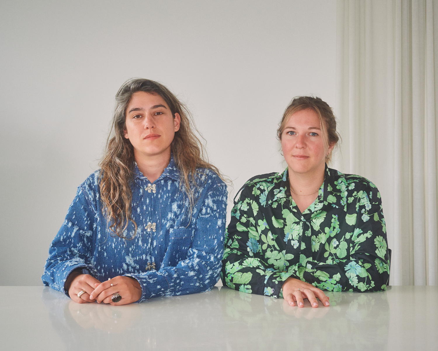 Evelyn Simons (l) & Laure Decock (r). Photo by Sander Muylaert (254 Forest), clothing by ICON