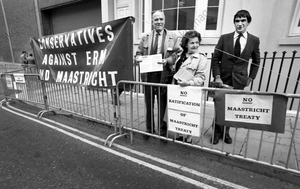 UK Conservative Party supporters demonstrating against the Maastricht Treaty outside the party's annual conference in Brighton, Sussex, in October 1992. AKG5908226