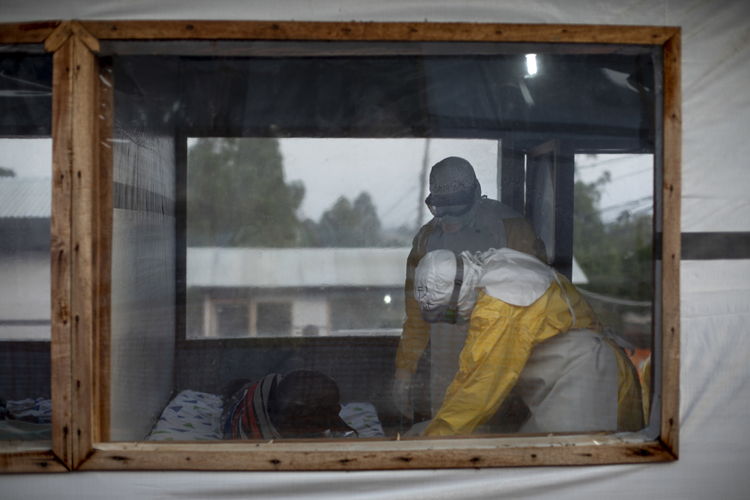 Un equipo médico cheque el estado de un paciente sospechoso de padecer Ébola. Fotografía: Pablo Garrigos/MSF
